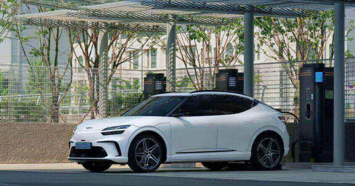 White electric car at charging station.इलेक्ट्रिक चार्जिंग स्टेशन बिजनेस प्लान