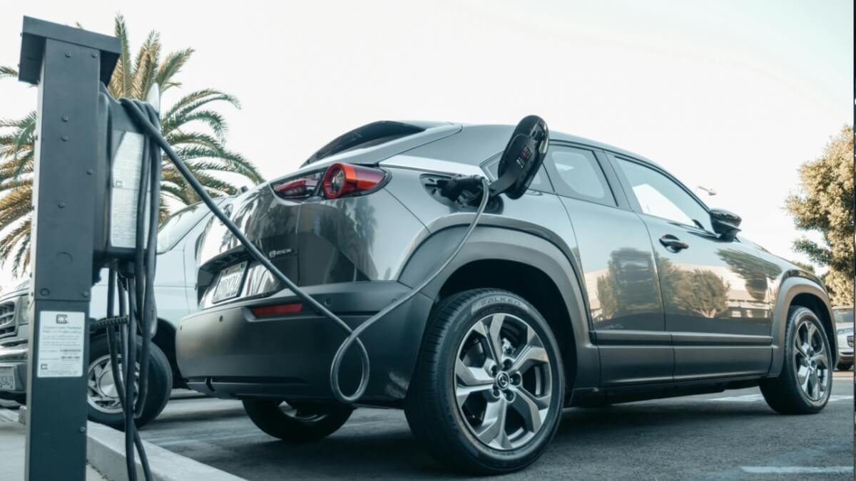 भारत में ईवी चार्जिंग स्टेशन कौन बना रहा है