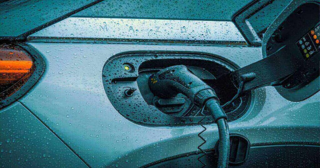 भारत में ईवी चार्जिंग स्टेशन कौन बना रहा है?