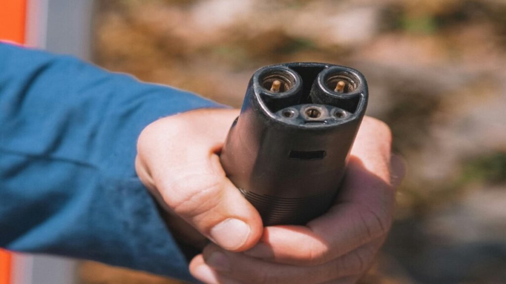 ईवी फास्ट चार्जिंग और स्लो चार्जिंग