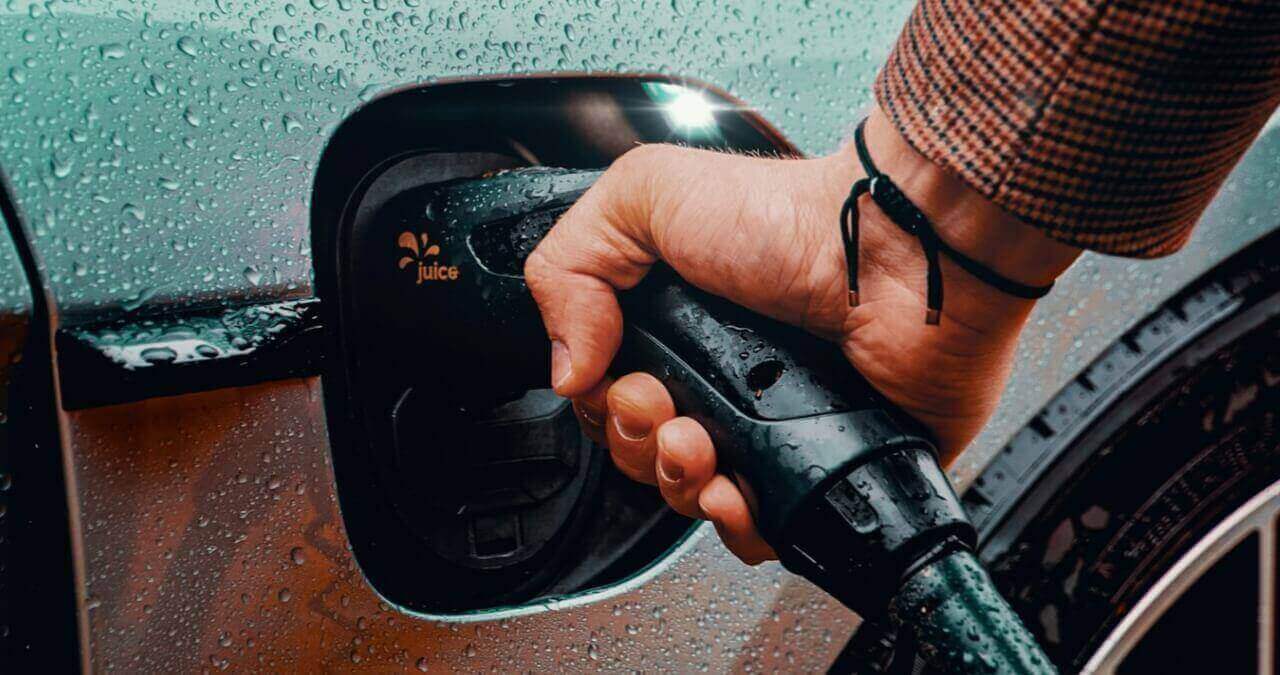 बारिश में ईवी चार्ज करना सुरक्षित है